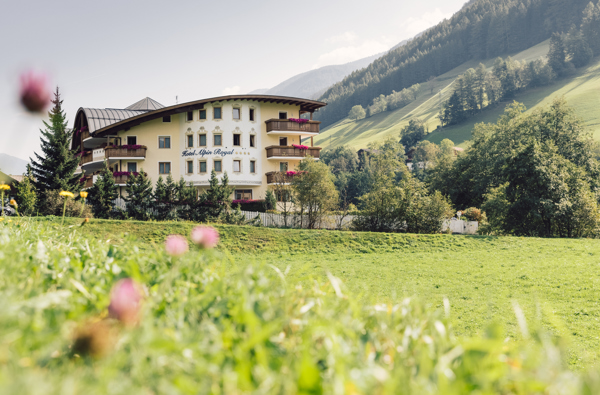 Alpin Royal Wellness Refugium ****S - Kampagnenportal Wanderung 01